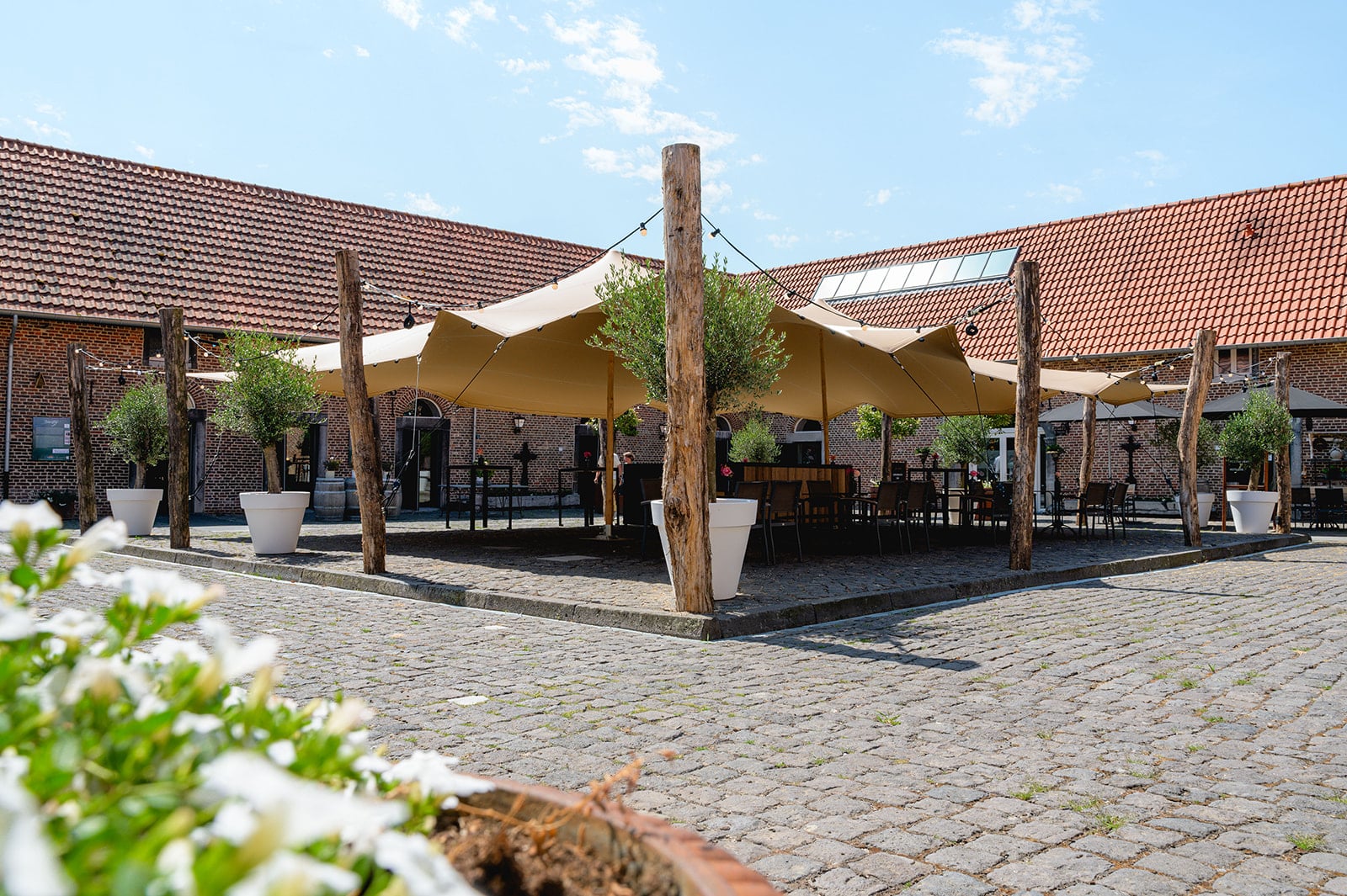 Zandkleurige stretchtent met een vaste palenconstructie