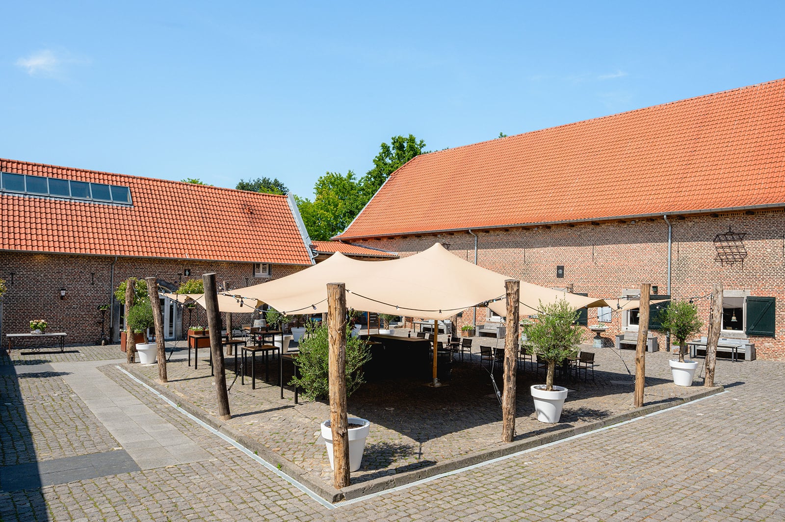 Stretchtent op maat met een vaste palenconstructie