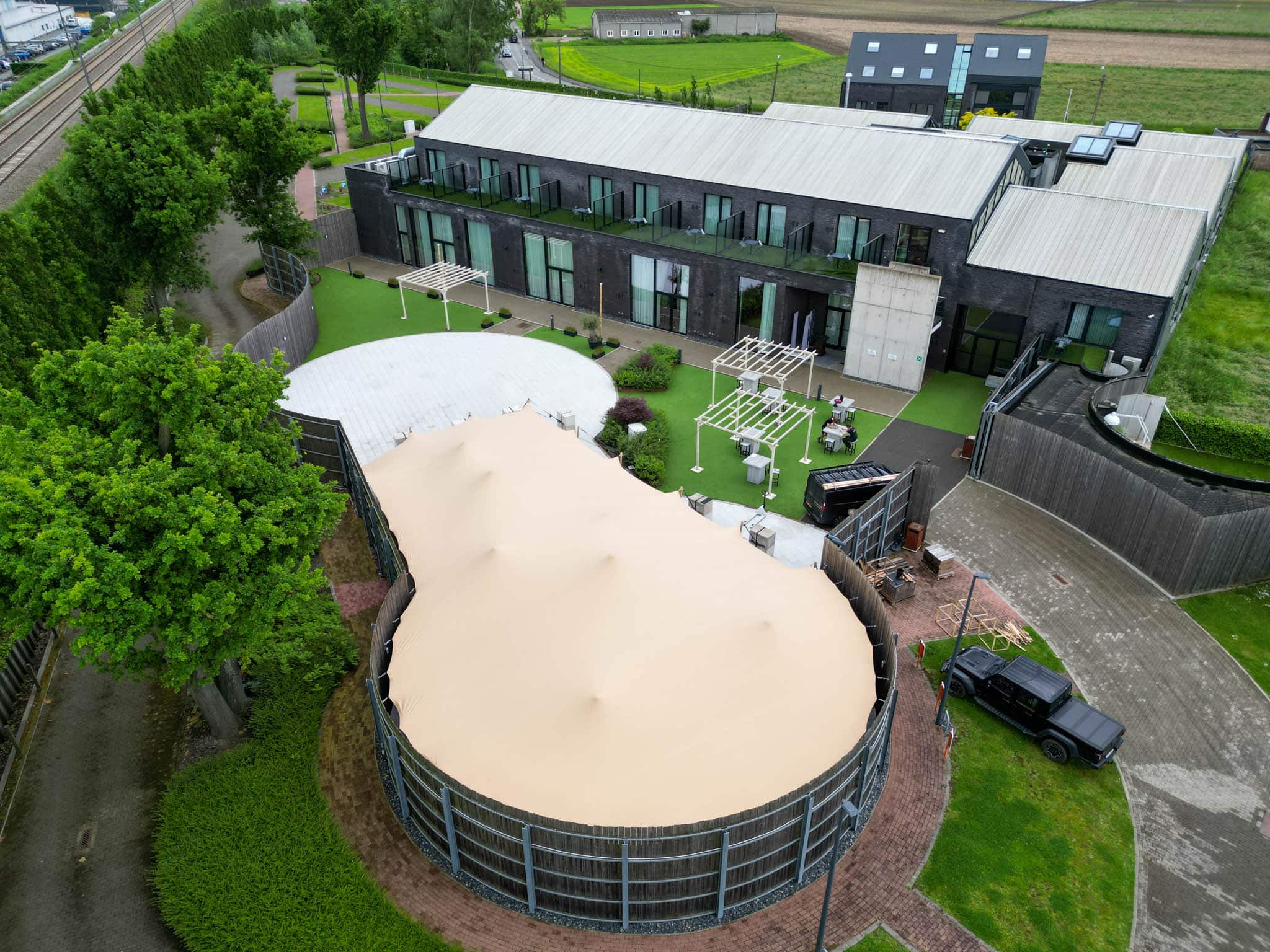 Stretchtent op maat in bijzondere vorm bij Hotel Den Berg. Zandkleurig en een groot oppervlakte