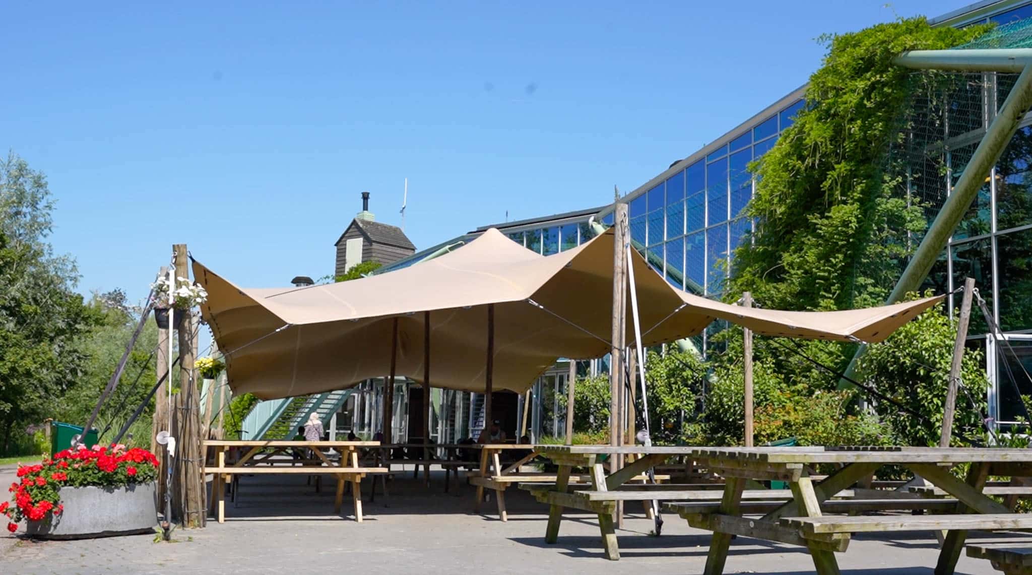 Stretchtent bij Plaswijckpark als overkapping voor een terras