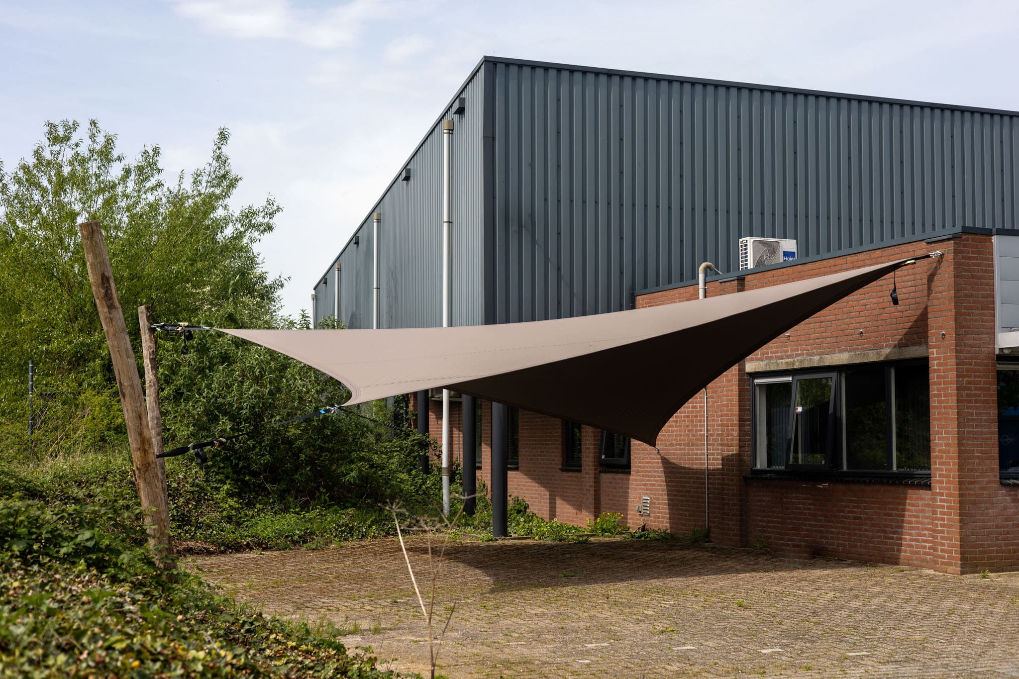Taupe kleurige tuinoverkapping als carpot bij Eurostretch