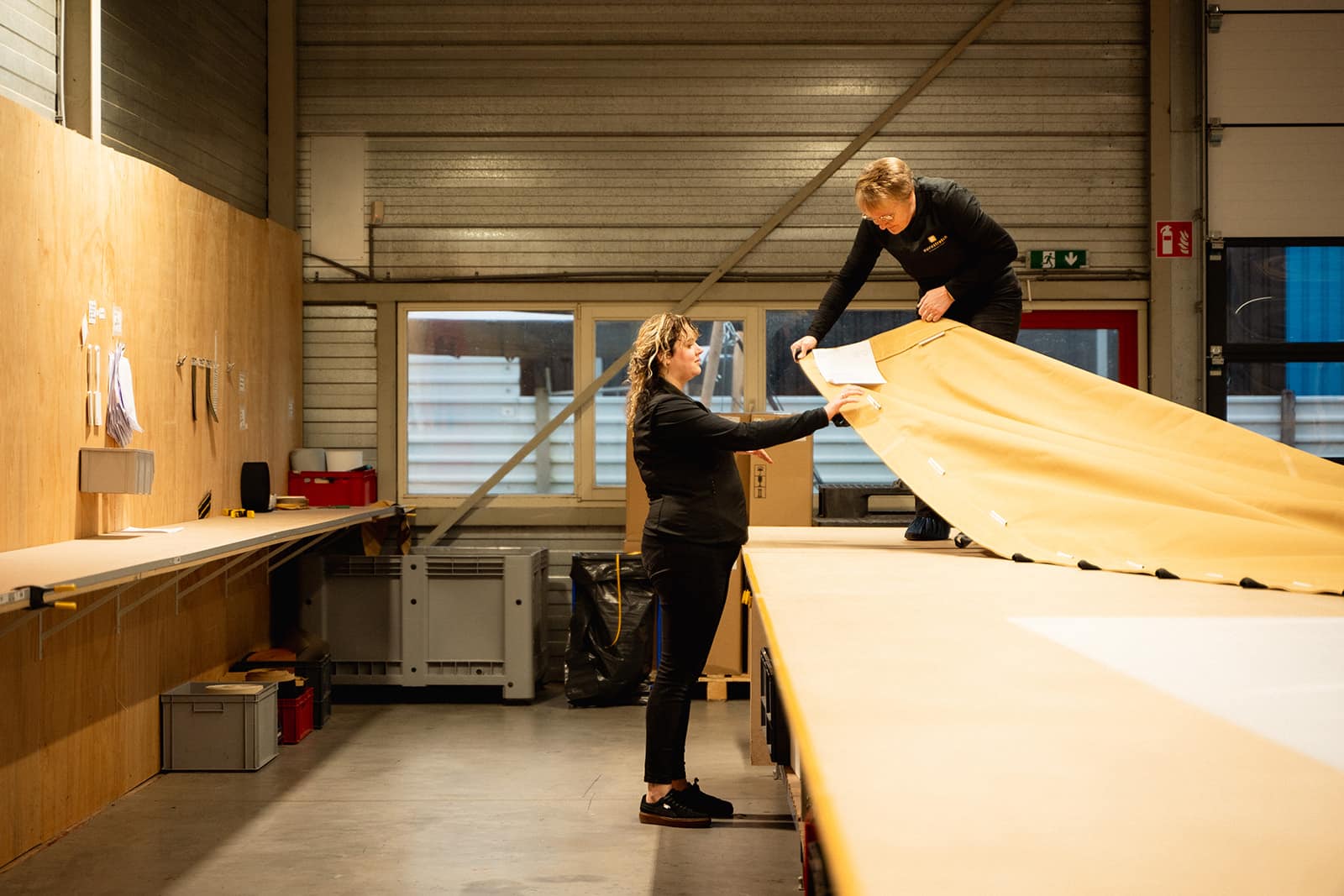 Confectiemedewerkers checken of de stretchtent voldoet aan de kwaliteitseisen