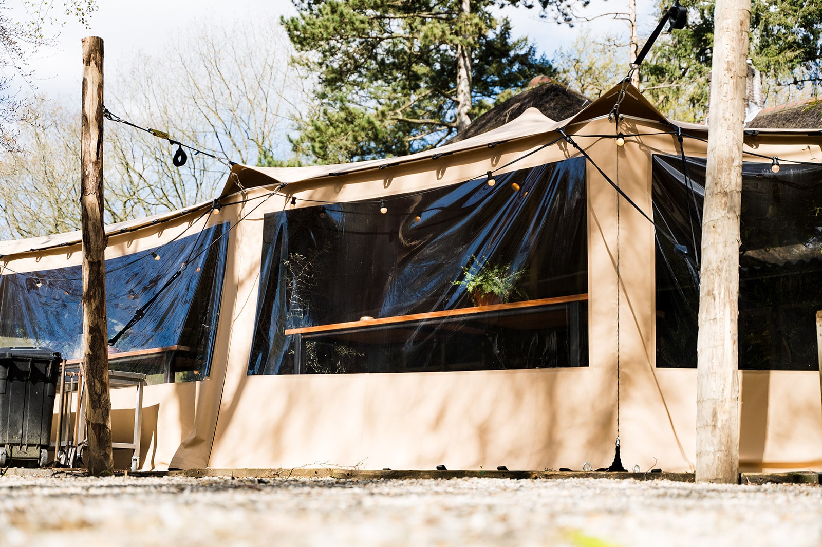 Stretchtent gemaakt door Eurostretch, bij Dutch Biz met standaard zijwanden in het zand kleurig tentdoek